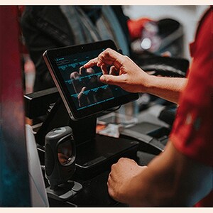 Elo I-Series 2.0 E610902 Standard Digital Signage Display - 10.1" LCD - Touchscreen Snapdragon 2 GHz - 3 GB - 32 GB SSD - 